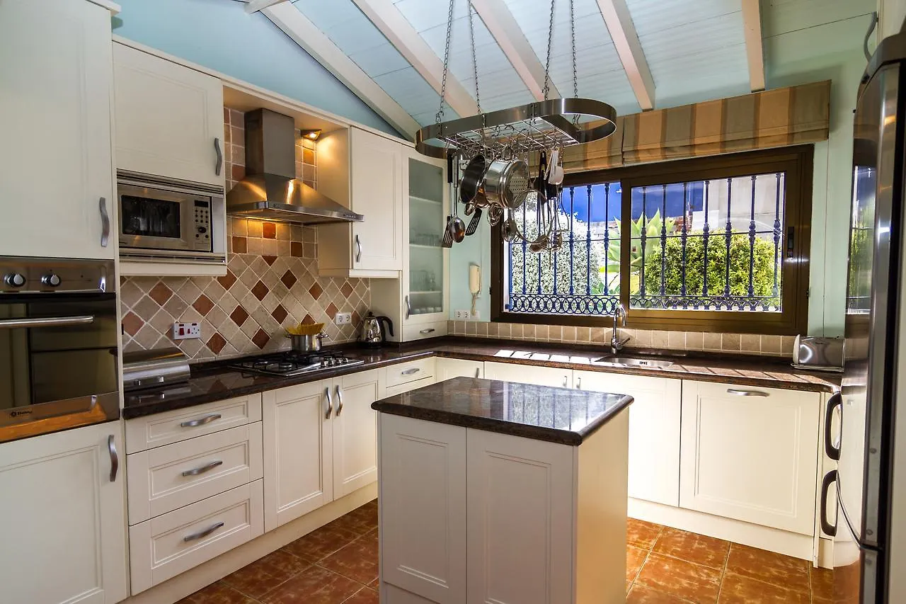 Villa Mika Estepona Private Pool - Barbecue - Wifi